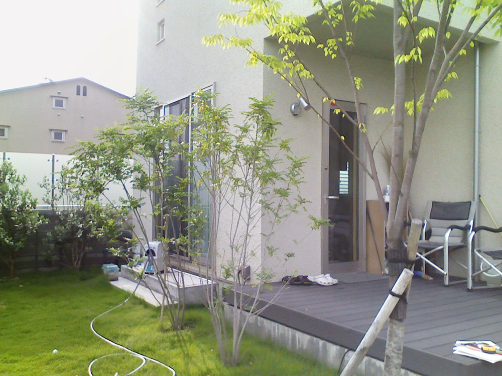 大型テラスと植栽の緑のカーテンの憩いの空間