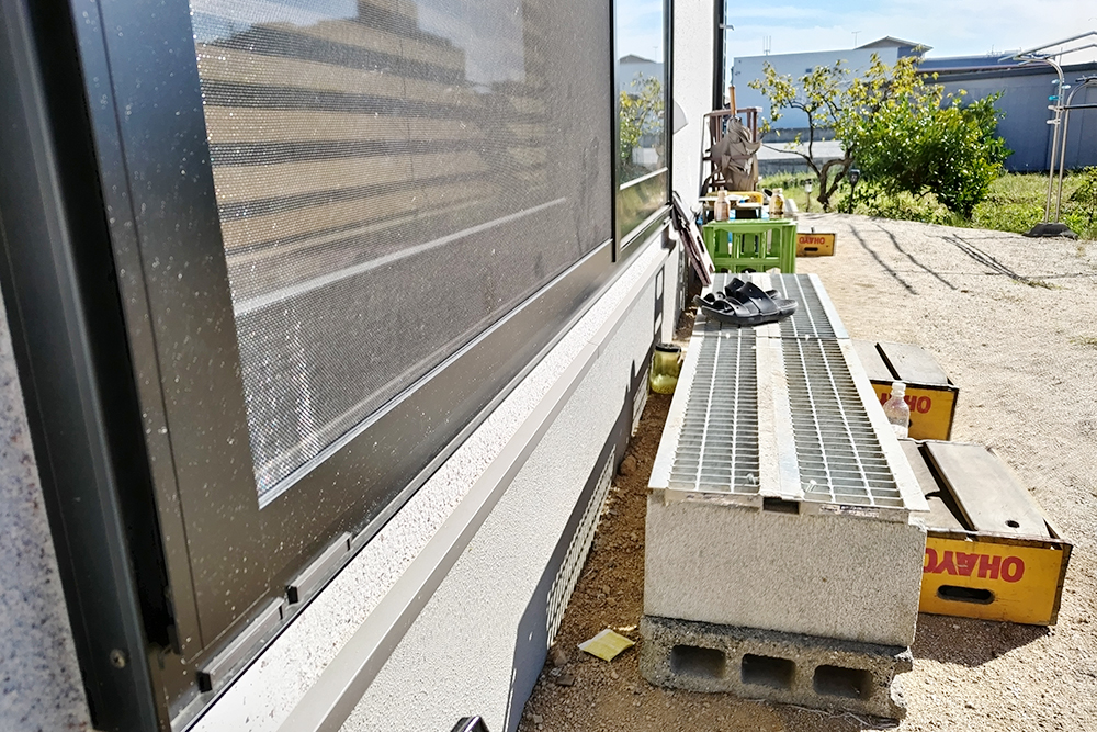 家と庭を繋ぐ広々デッキとお庭♪|岡山市の外構リフォーム施工事例ビフォアー