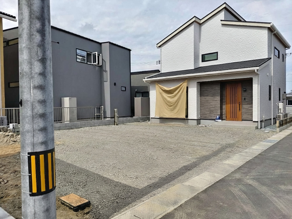 素材の表情を活かした、シンプルモダンな外構ビフォアー