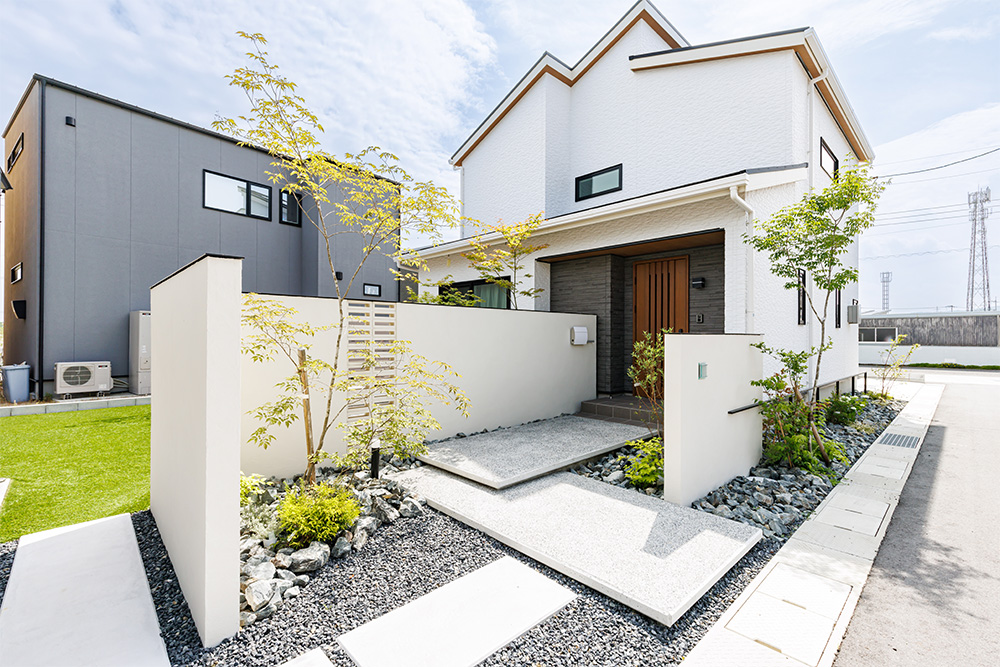 素材の表情を活かした、シンプルモダンな外構アフター