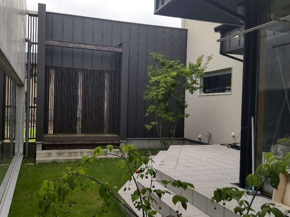 夜のライトアップに癒される。天然石とタイルで叶えた、手入れが楽で上質なプライベートガーデン│岡山市北区の外構リフォーム施工事例