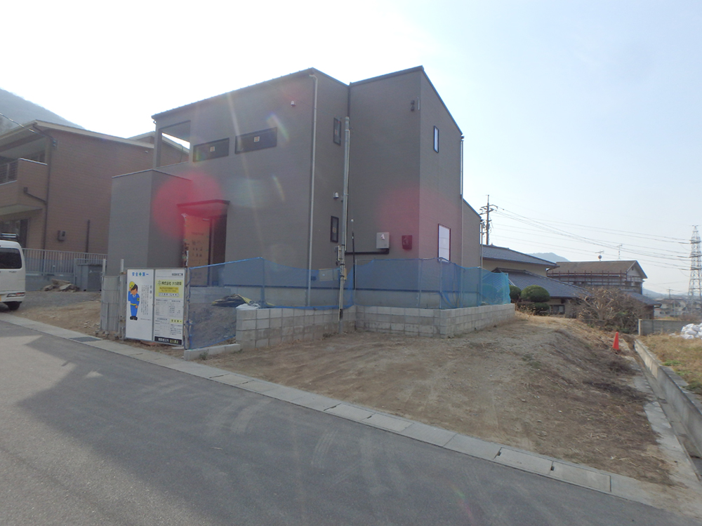 高低差をデザインの力で解決！ロックガーデンと植栽が映える、開放感あふれるアプローチ｜岡山市の新築外構施工事例