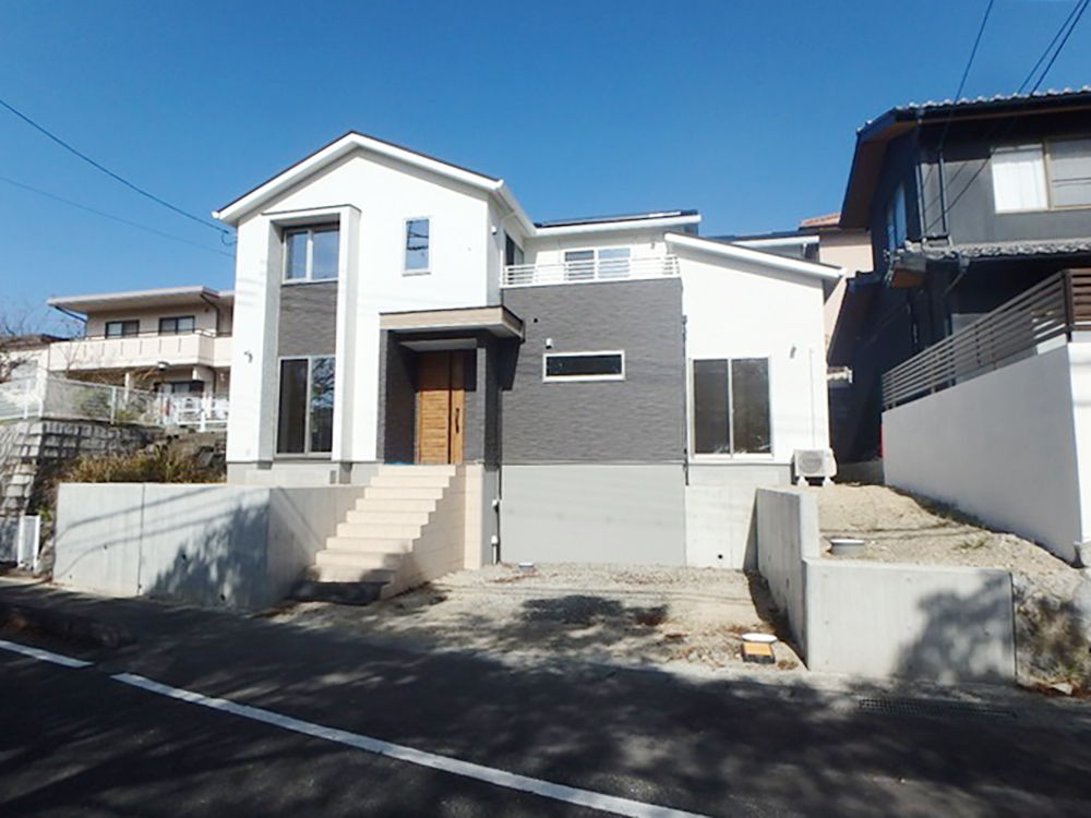 高低差が生む、奥行きのある暮らし。限られたスペースを最大限に活かす、スライド門扉と立体的な庭づくり｜岡山市の新築外構施工事例