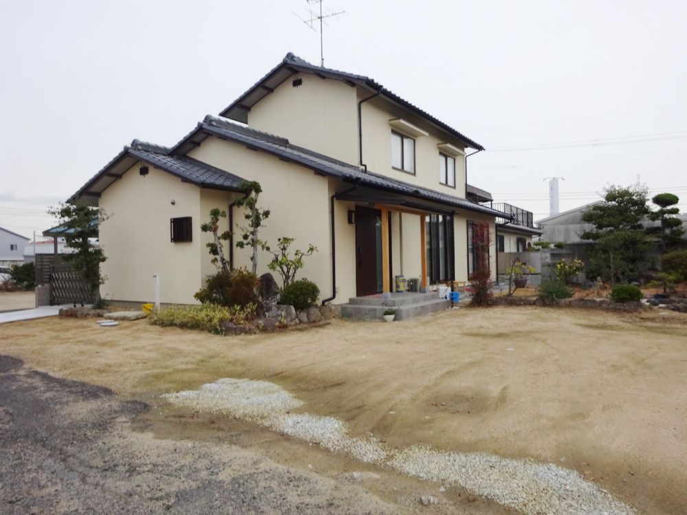 広い間口を活かした目隠しフェンスと門袖デザイン│岡山市東区の外構リフォーム施工事例