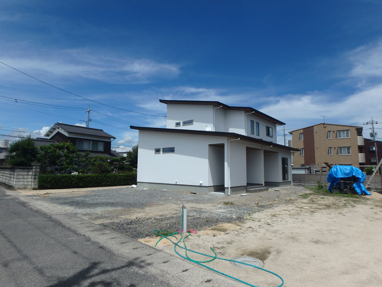 建物を引き立てるシンプルモダンな外構デザイン（3台カーポート・人工芝・セラウォール門柱）｜岡山市北区新築外構施工事例